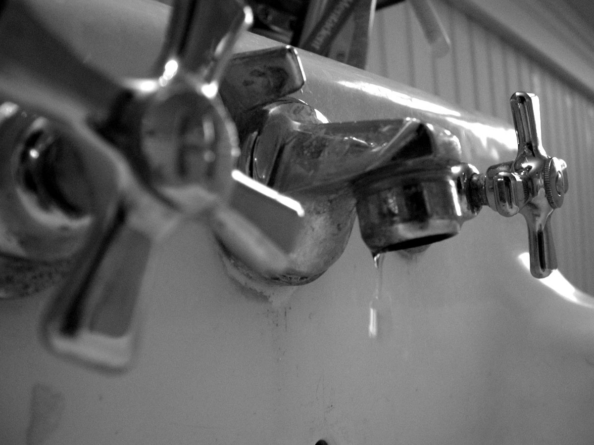 faucet-drip-1480209